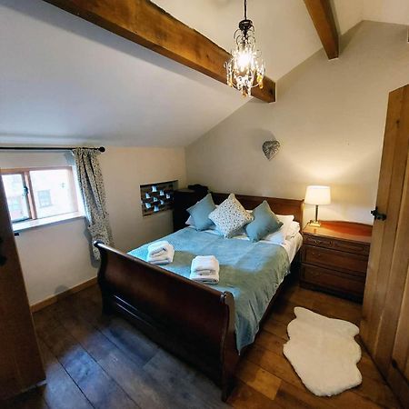 The Old Mill Barn With Hot Tub And Private Use Of Heated Pool Villa Wirral Buitenkant foto