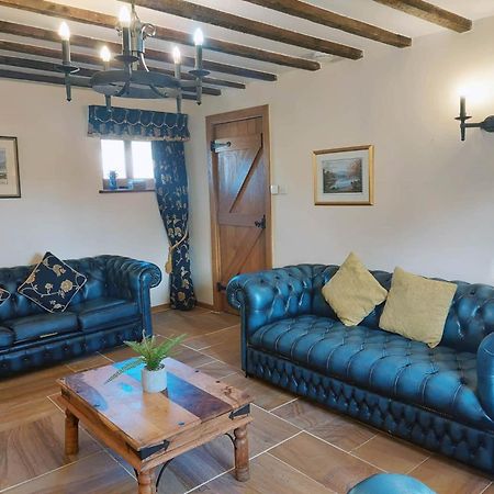 The Old Mill Barn With Hot Tub And Private Use Of Heated Pool Villa Wirral Buitenkant foto