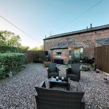 The Old Mill Barn With Hot Tub And Private Use Of Heated Pool Villa Wirral Buitenkant foto