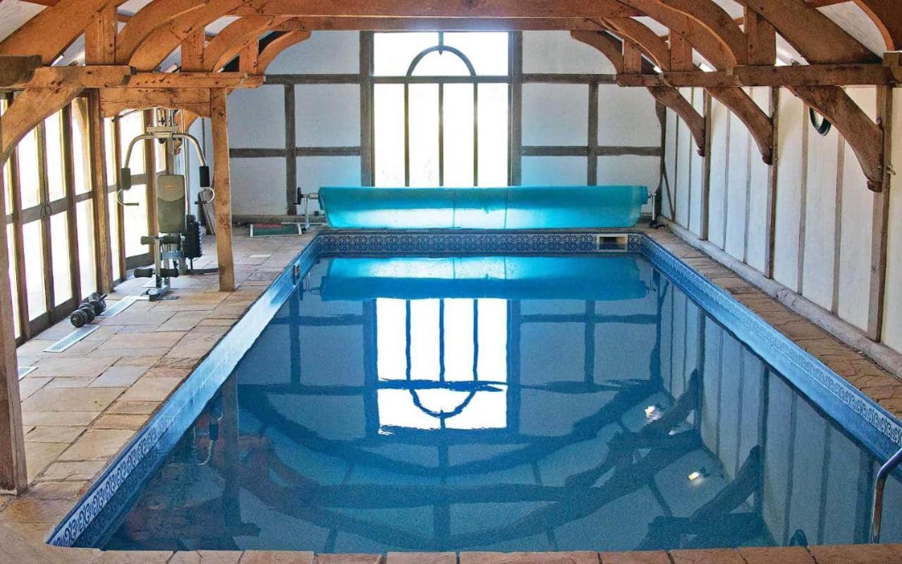 The Old Mill Barn With Hot Tub And Private Use Of Heated Pool Villa Wirral Buitenkant foto