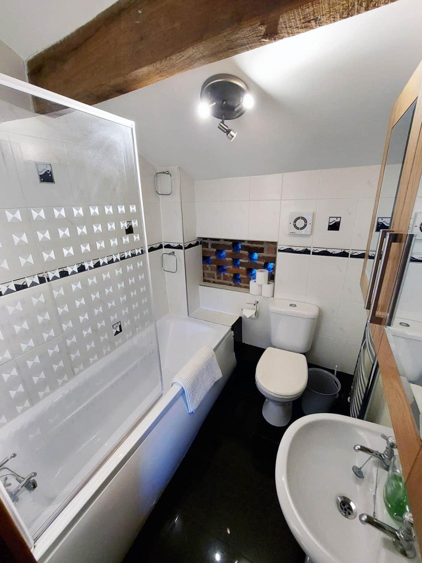 The Old Mill Barn With Hot Tub And Private Use Of Heated Pool Villa Wirral Buitenkant foto