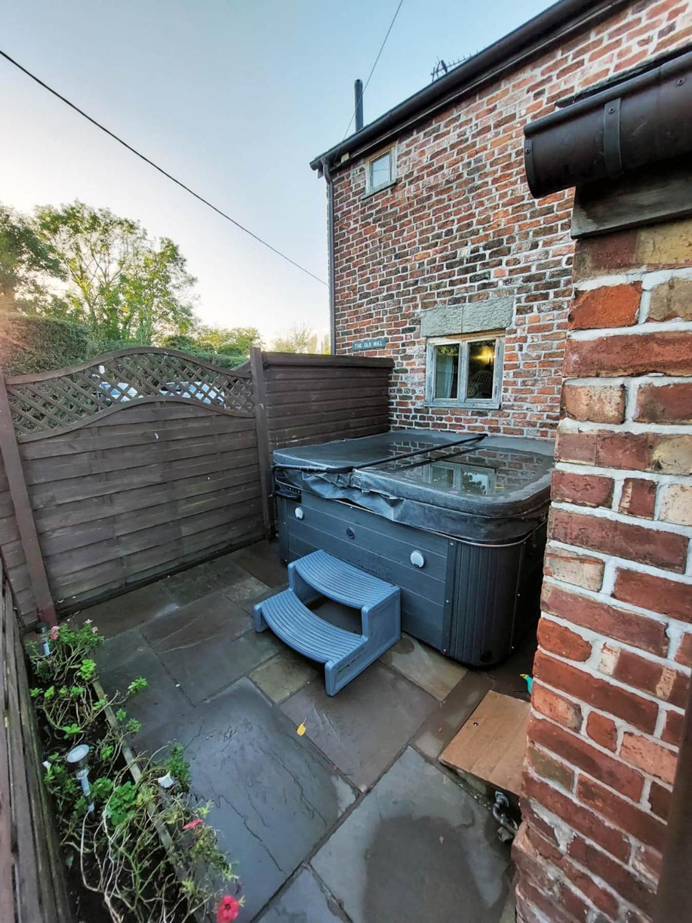 The Old Mill Barn With Hot Tub And Private Use Of Heated Pool Villa Wirral Buitenkant foto