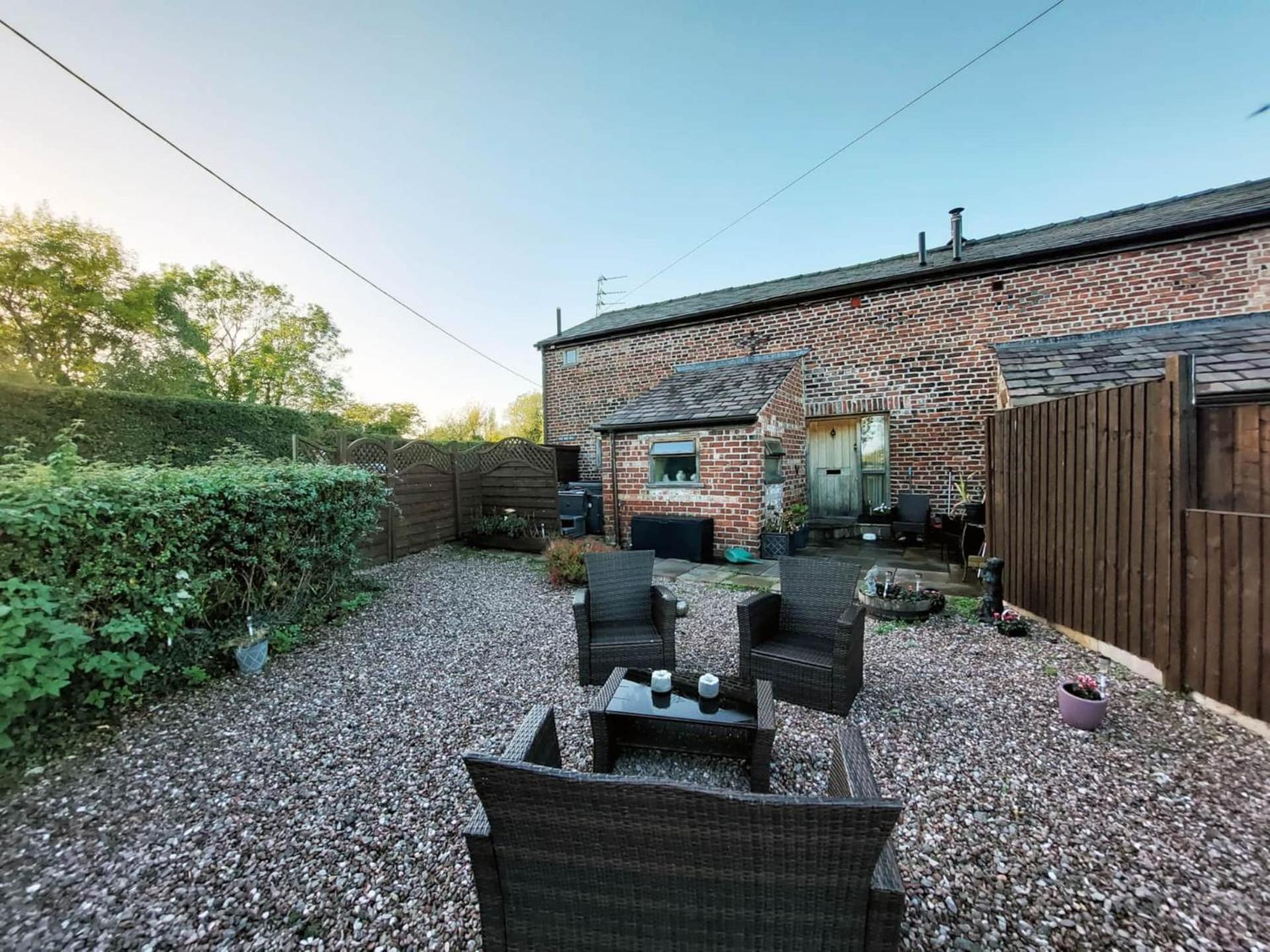 The Old Mill Barn With Hot Tub And Private Use Of Heated Pool Villa Wirral Buitenkant foto