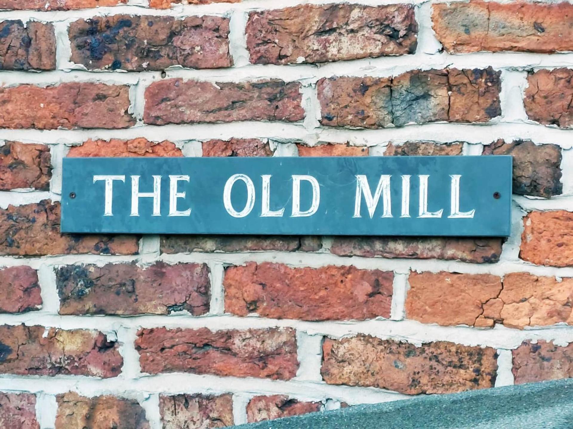 The Old Mill Barn With Hot Tub And Private Use Of Heated Pool Villa Wirral Buitenkant foto