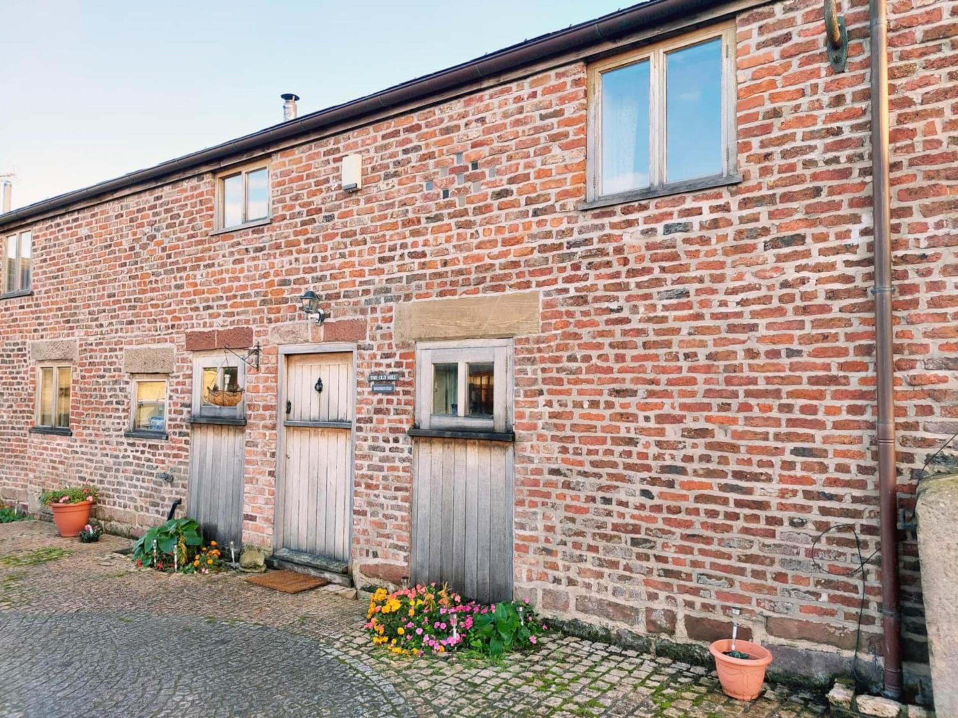 The Old Mill Barn With Hot Tub And Private Use Of Heated Pool Villa Wirral Buitenkant foto
